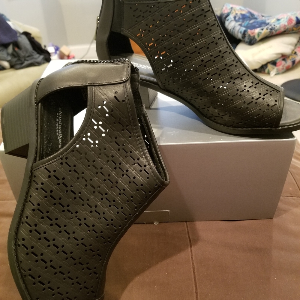 New Sandals Women's size 11W